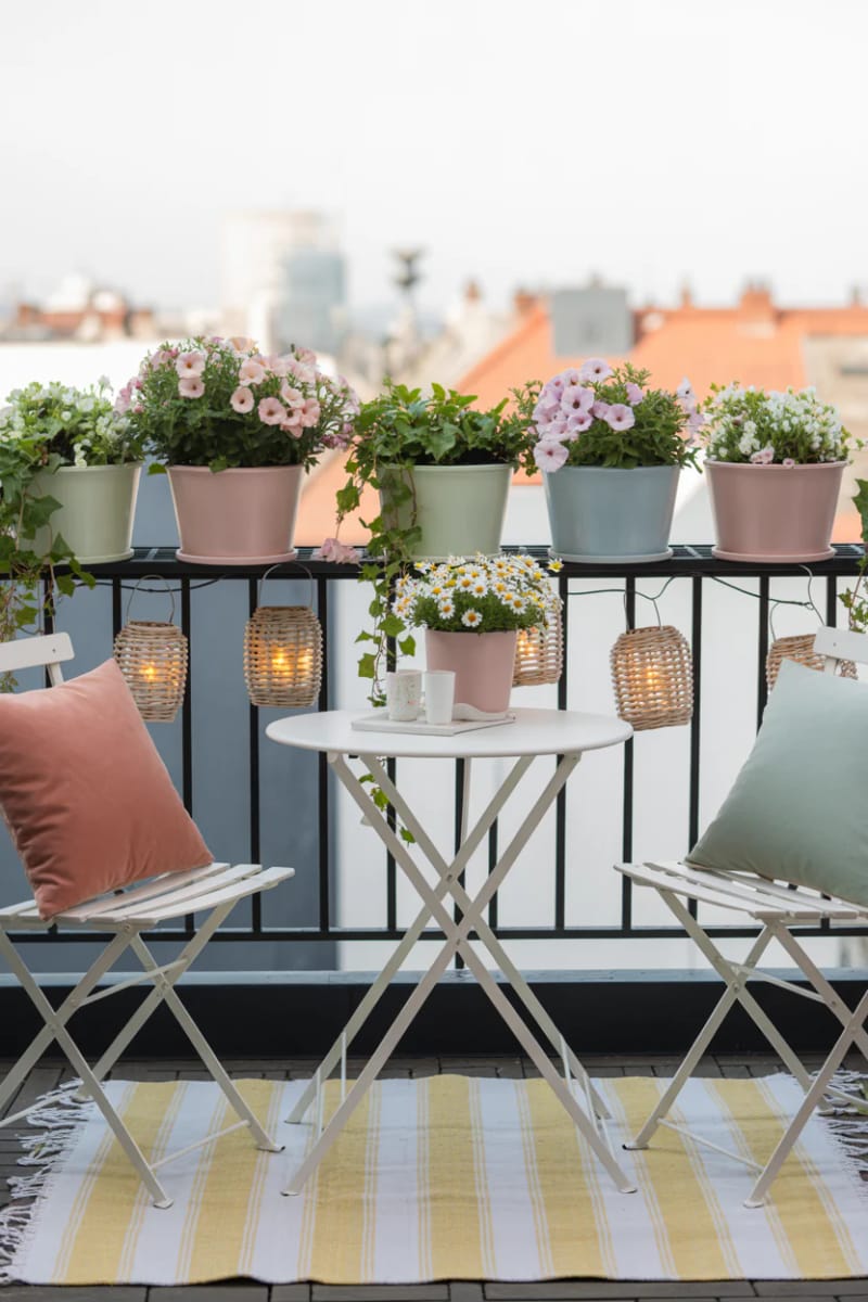 25 atemberaubende Balkondekorationsideen für moderne Räume 17 Faltbarer Bistro -Tisch mit Pastellblumentöpfen 1