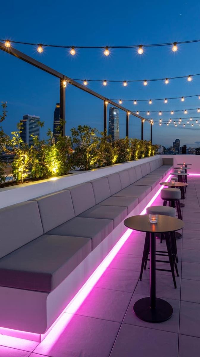 23 verträumte Dachterrasse Designs für modernes Leben im Freien 32 Schlanke Bar auf dem Dach mit eingebauten Sitzgelegenheiten und LED-Unterbeleuchtung 1